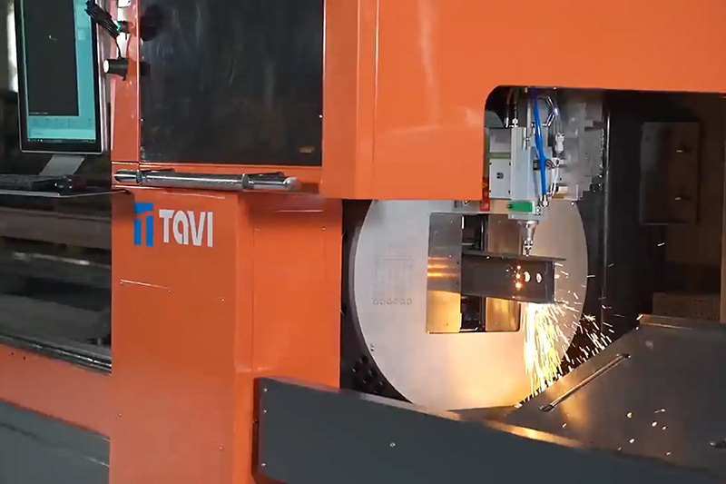 Fiber laser cutting machine