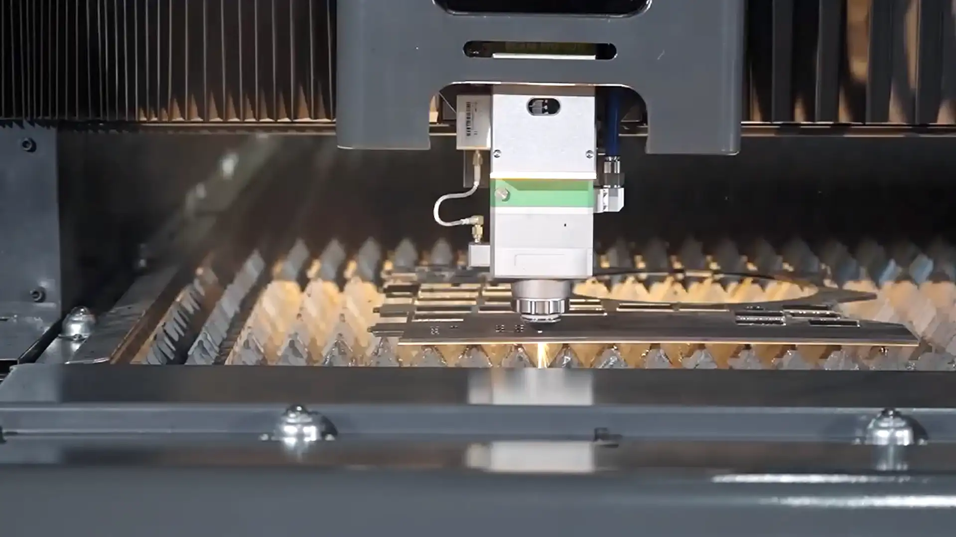 Advantages and Features of Laser Cutting Machines