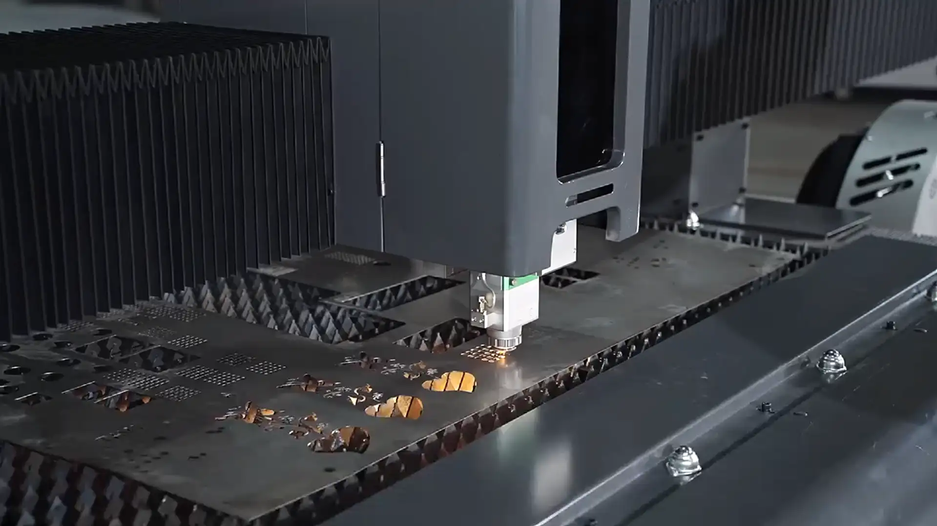 Fiber laser cutting machines can cut various materials, including:

1. **Metal**: Such as stainless steel, carbon steel, aluminum, copper, and brass.
2. **Plastics**: Certain types of plastics can also be cut with fiber lasers.
3. **Wood**: While not as common, some fiber lasers can cut wood materials.
4. **Acrylic**: Fiber lasers are effective for cutting acrylic sheets.
5. **Composites**: Some composite materials can be processed as well.

Overall, fiber laser cutting is particularly effective for thin to medium thickness metals.