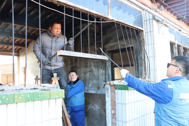 帮助村民改造房屋