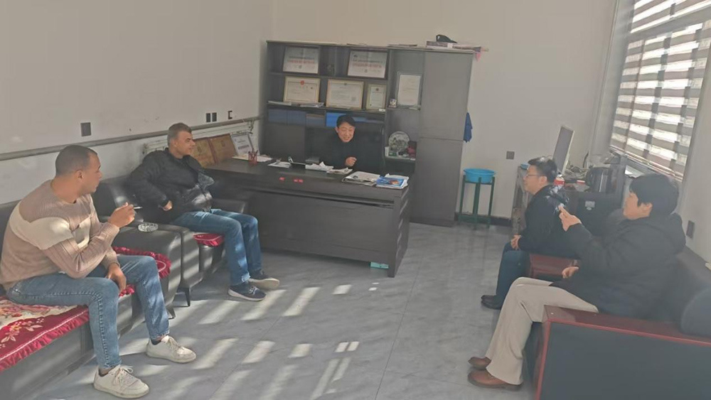 Customers come to visit our company factory