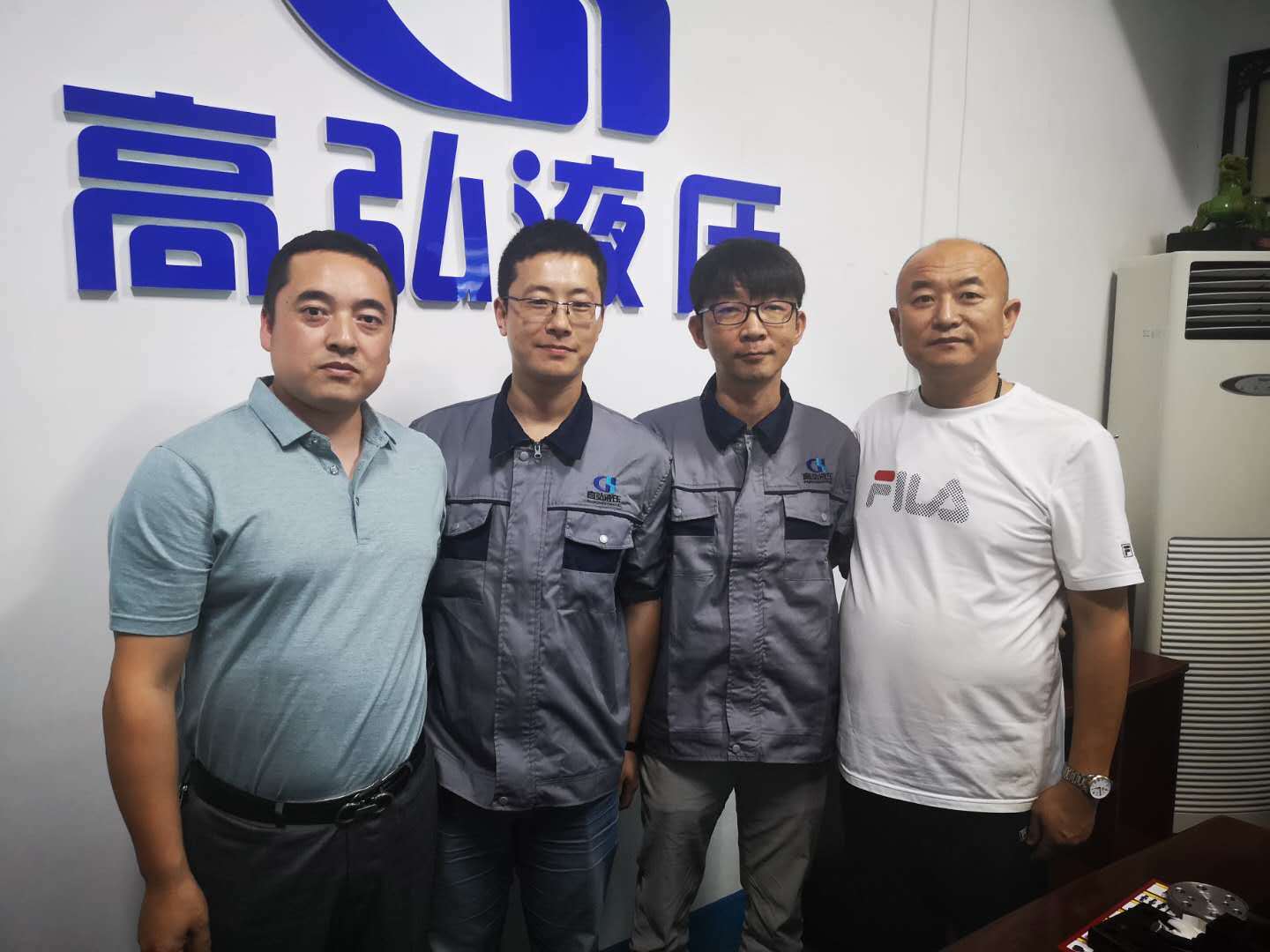 我公司特聘韩国伊顿工厂原技术专家现场指导生产加工、培训公司技术人员