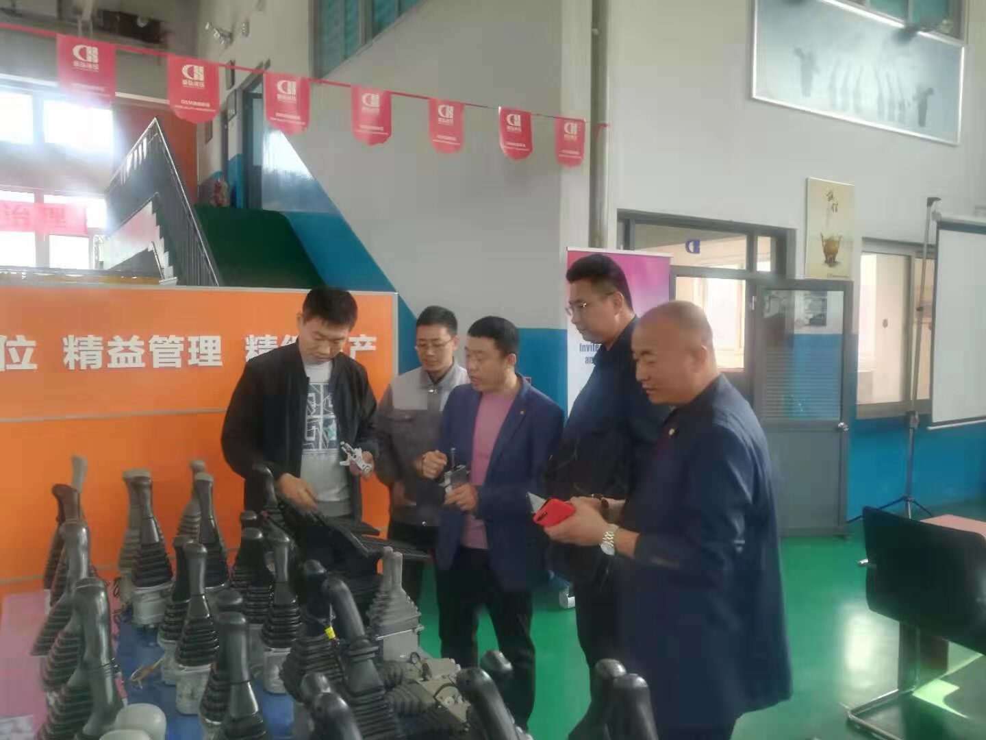 中伟卓特液压科技有限公司王保军副总、销售张安兴副总一行考察公司先导阀产品。