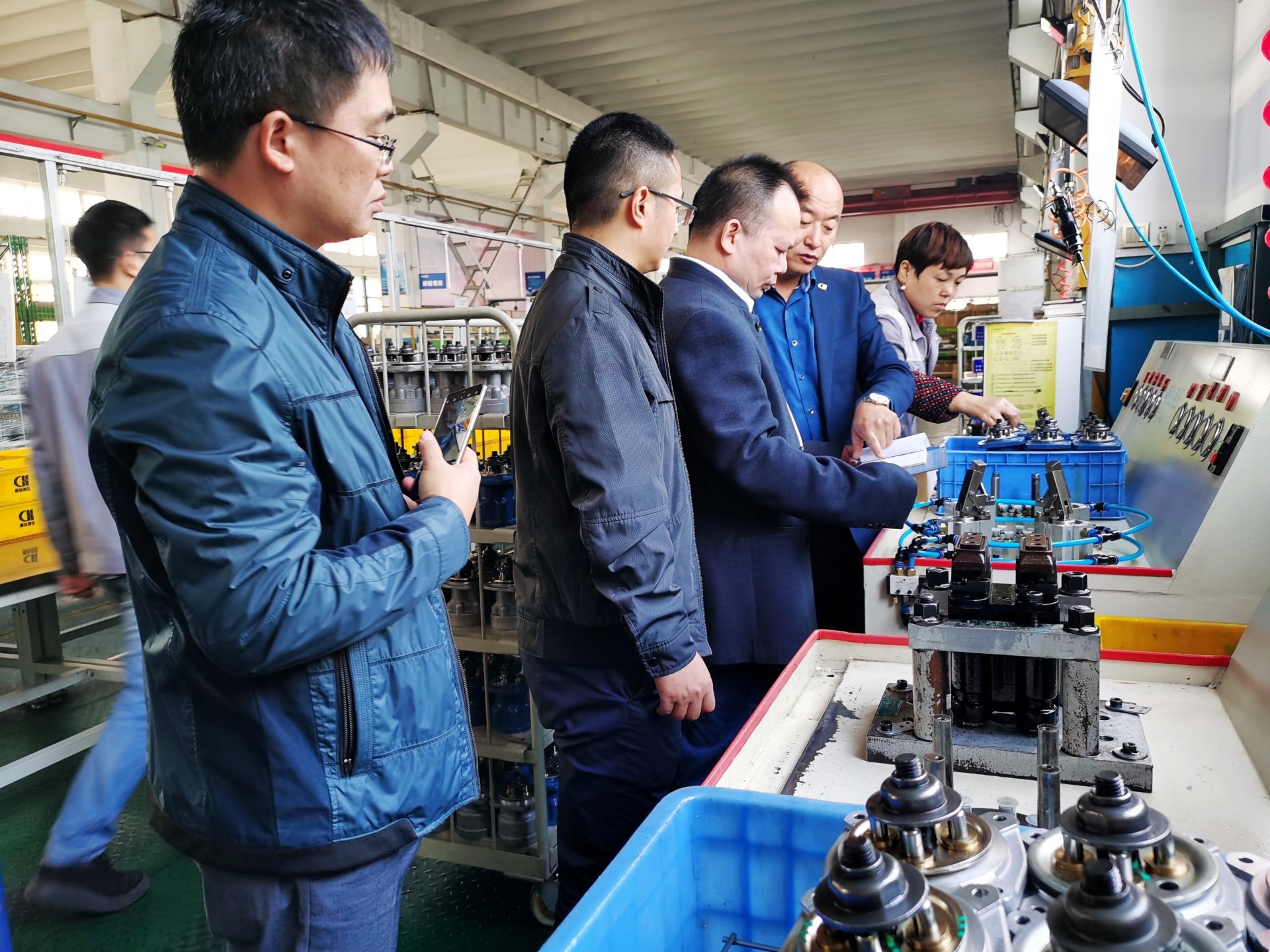 10月22日广西玉柴重工有限公司副总经理梁晓东、工程机械研究院技术总师黄茂锋，制造中心副经理易明科一行三人莅临公司考察指导工作