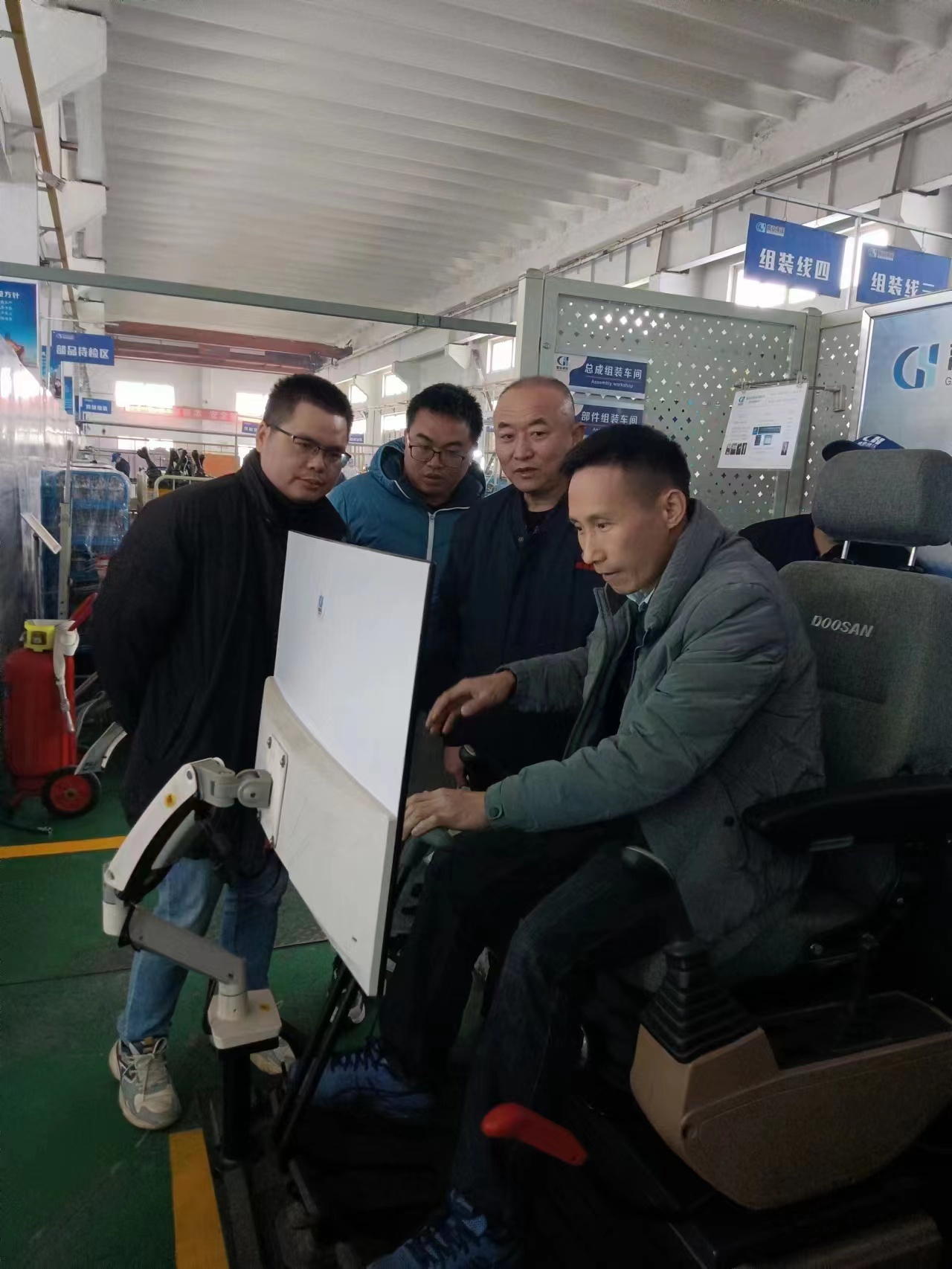 Guangxi Yuchai Heavy Industry Co., Ltd. research institute president Li Wenrong and the quality department of the procurement department of the leadership of his party to visit the high Hong Hydraulic inspection to guide the delivery of the situation