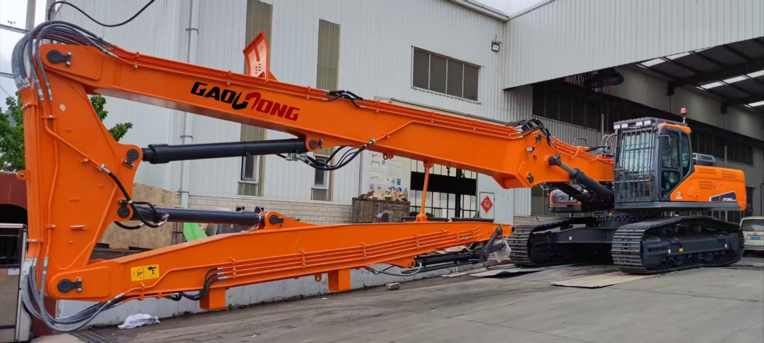 Long boom excavator