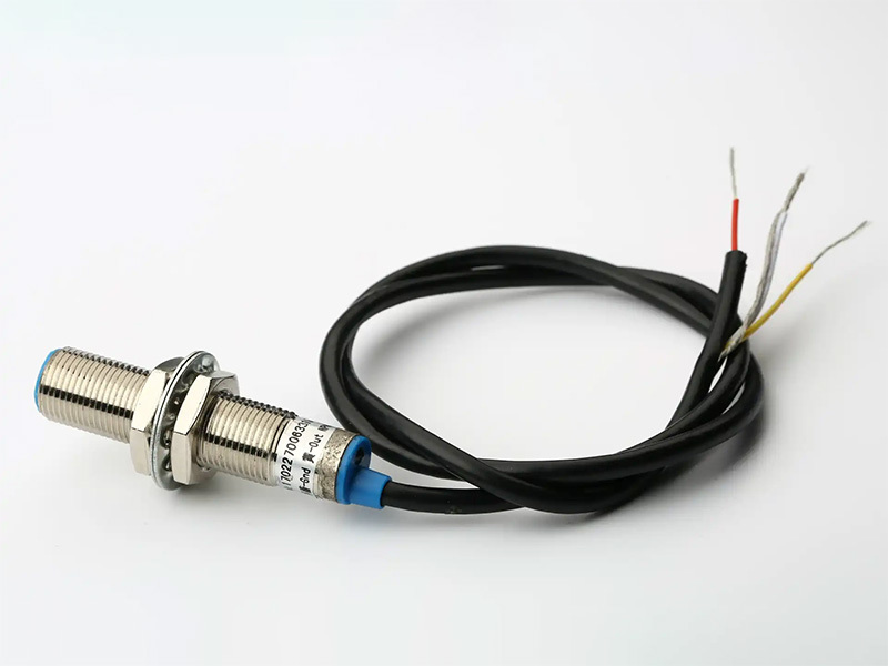 How does a magnetoelectric sensor detect good or bad?