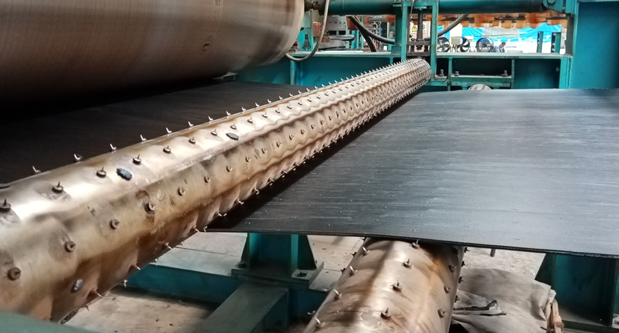 Oil-resistant textile conveyor belt