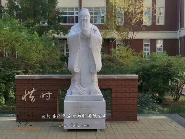 校園入口雕塑