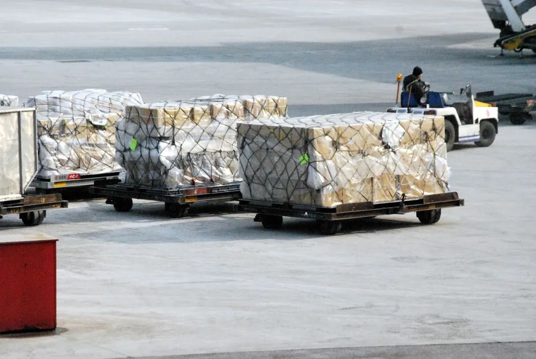 What are the factors that affect the price of international air freight.