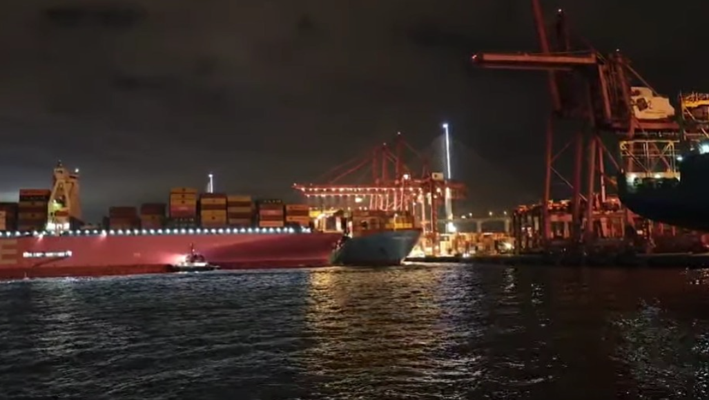 Unexpected! Multiple containers fell into the sea! Maersk and ONE container ships collided