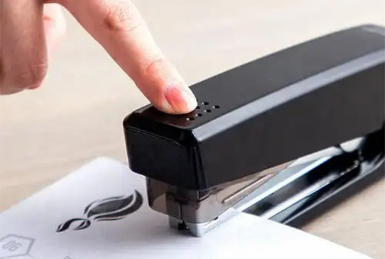 The difference between a stapler and a stapler (in Chinese, both terms can refer to the same object, but they may have different connotations or uses in different contexts). Generally, "钉书机" (dīng shū jī) refers to a stapler used for binding papers together, while "订书机" (dìng shū jī) can also refer to a stapler but may imply a more formal or specific type of stapler. In practice, they are often used interchangeably.
