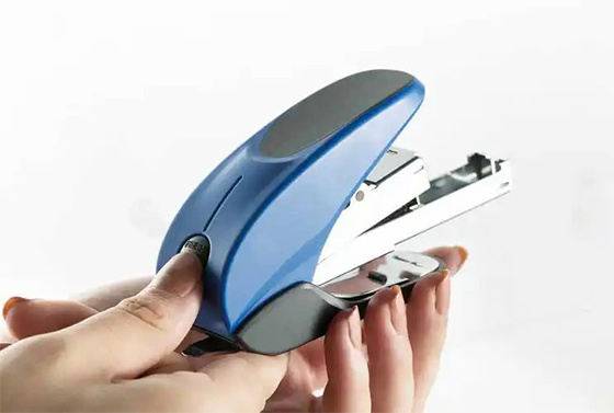 Can a stapler be taken on a plane?