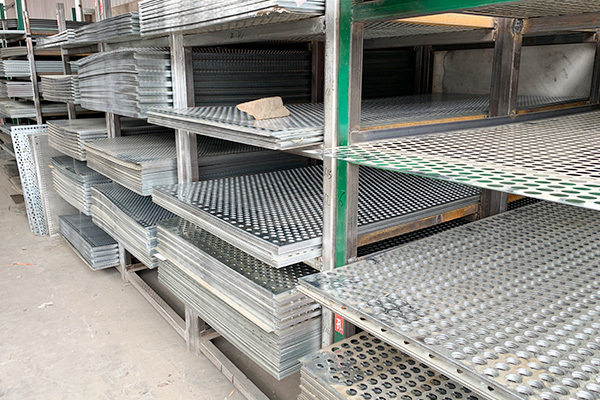 How to choose the material of stainless steel mesh