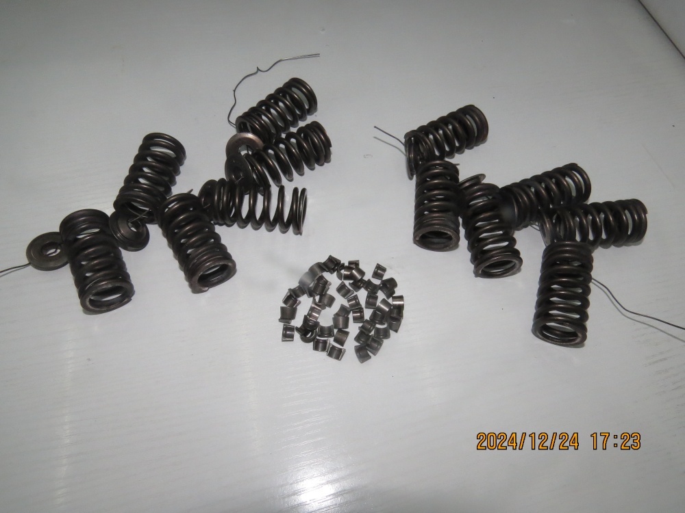 valve lock clip