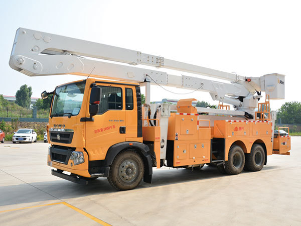 Insulated bucket truck