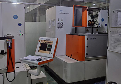 How do injection molding manufacturers handle product packaging and shipping arrangements?