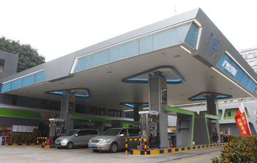 The principle of light emission of LED gas station lights is based on the electroluminescence of semiconductor materials. When an electric current passes through the semiconductor, it excites electrons, which then release energy in the form of light as they return to their original state. 

Compared to traditional metal halide lamps, LED lights have several advantages:
1. **Energy Efficiency**: LEDs consume significantly less power than metal halide lamps, leading to lower energy costs.
2. **Longer Lifespan**: LEDs typically last much longer, often exceeding 50,000 hours, while metal halide lamps may only last around 15,000 hours.
3. **Instant Lighting**: LEDs provide instant illumination without the warm-up time required by metal halide lamps.
4. **Lower Heat Emission**: LEDs emit less heat, reducing the risk of overheating and improving safety.
5. **Environmental Impact**: LEDs are more environmentally friendly as they do not contain harmful substances like mercury, which is found in metal halide lamps.