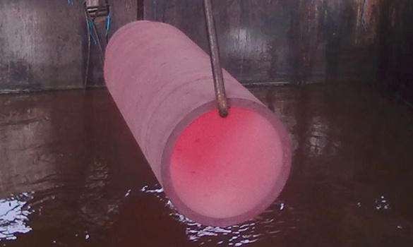 Closed cooling towers for quenching liquid, hydraulic oil