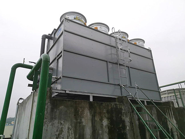 Closed cooling tower for food industry