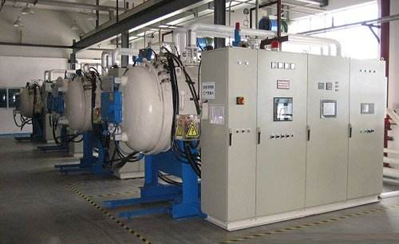 Closed cooling tower for vacuum furnace