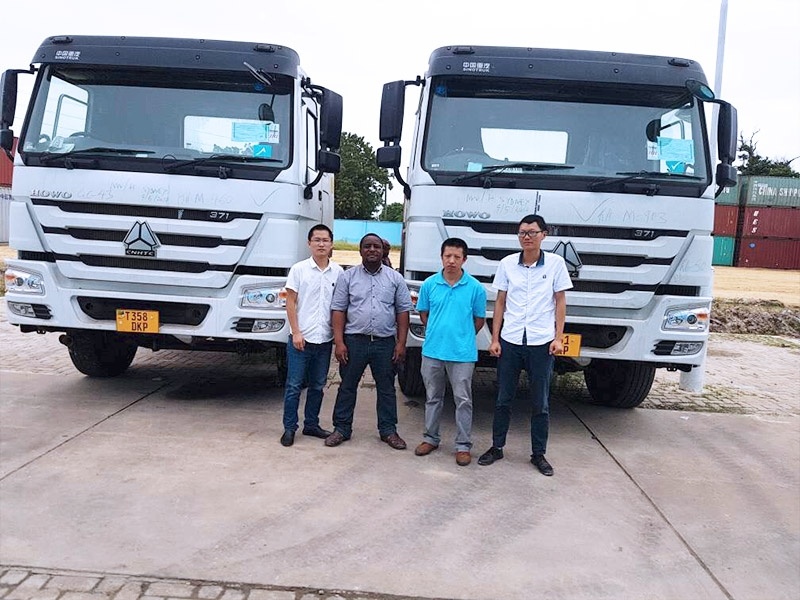 The sales and service staff took photos with the customers during the delivery process. The customers gave their professional introductions to the sales staff and paid for the goods...
