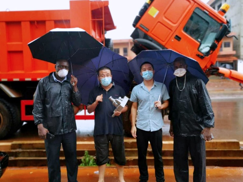 SINOTRUK office team braves the rain to serve customers