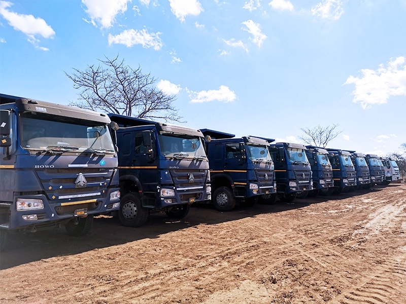 Sinotruk delivered a batch of new vehicles to Zambian customer Tianbo, including 6X4 dump trucks, water trucks, fuel trucks, truck cranes, asphalt distributors, and tractors, etc.