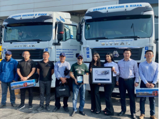 Taking photos with local major customers after the car was delivered