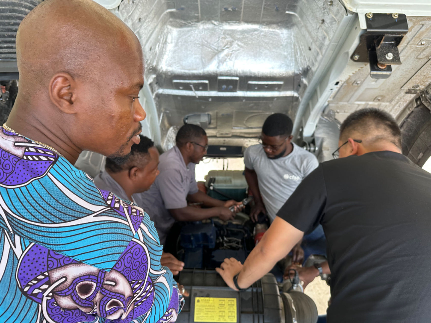 Sinotruk engineers provide on-site training for Equatorial Guinea users
