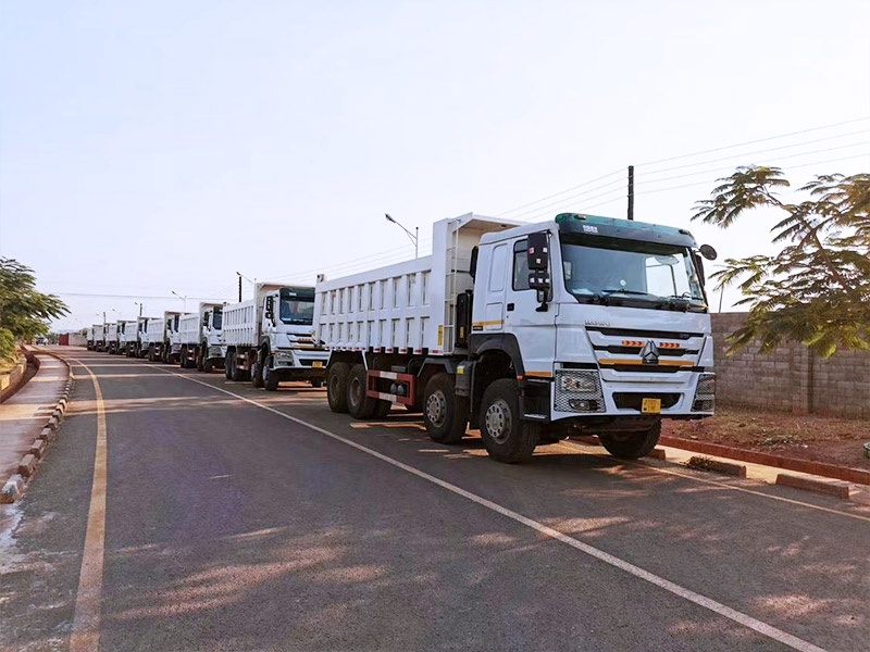 8X4 dump trucks are ready to be delivered to users in the Zambian mining area for the transportation of copper ore products.