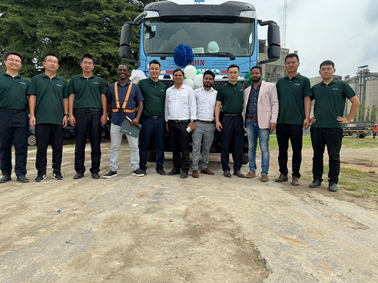 SINOTRUK BHN took a group photo at the electric truck launch ceremony