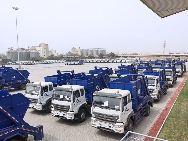 Sinotruk delivered more than 200 garbage trucks to Ghana users to protect the green mountains and clear waters of Ghana