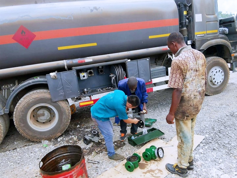 The after-sales service team rushes to the front line of the mining area to assist in solving the maintenance and troubleshooting problems of oil tank trucks