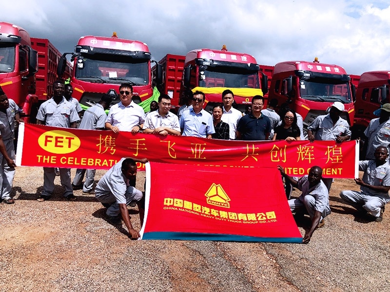The manufacturer's representatives and dealers delivered the first batch of HOHAN new series tractors to users in the Ghana market, which received positive comments from users.