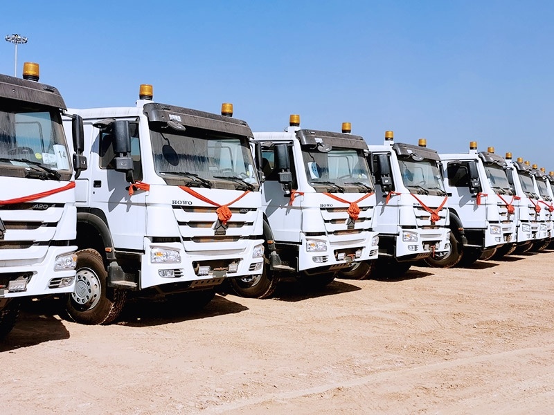 HOWO tractor semi-trailer dump truck is ready to be delivered to customers in red. As the main selling model in the bauxite transportation market, this model is highly popular with customers for its excellent market performance...