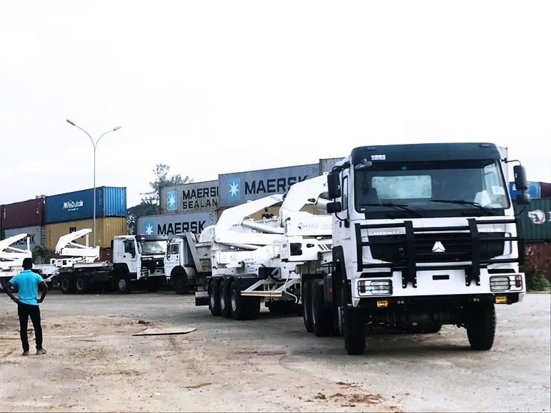 A customer in Gabon accepted the newly arrived 6x6 all-wheel drive vehicle and side crane