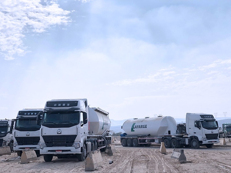 99 Sinotruk A7 6X4 tractors efficiently transport bulk cement, helping Egypt's booming infrastructure industry