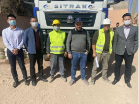The manufacturer took a group photo with the local customer after the car was delivered