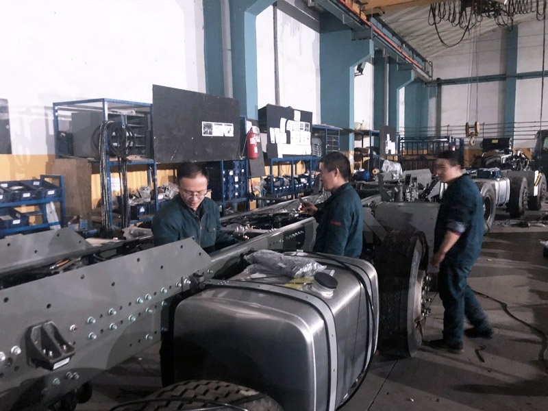 The Sinotruk Morocco team worked overtime late at night to ensure that the assembled vehicles were off the production line as soon as possible.