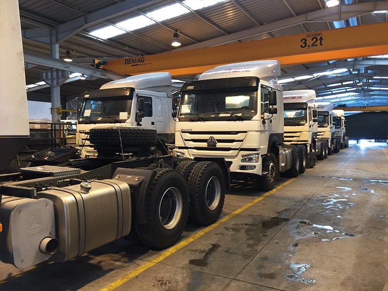 A batch of HOWO tractors are waiting to be delivered to users
