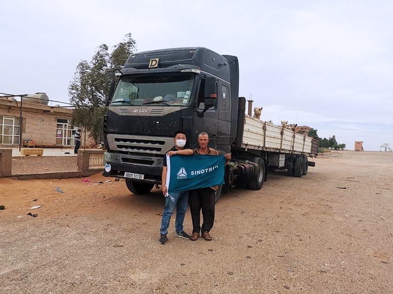 Met SINOTRUK tractor client by chance in Bechar,the truck has been running over one million kilomete...