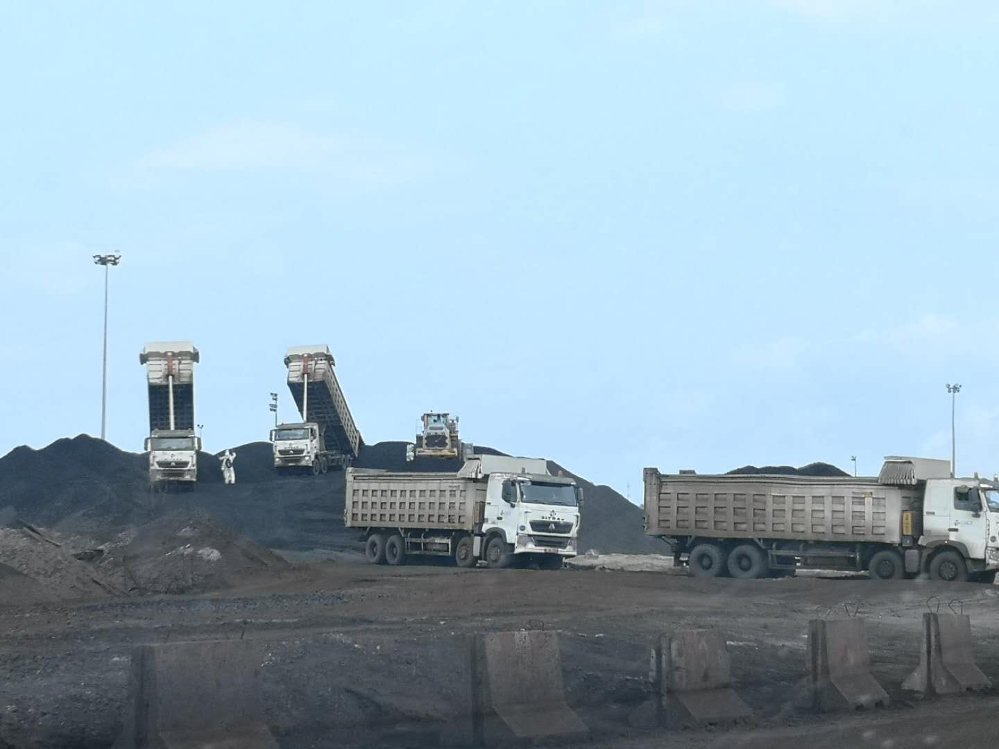 8x4 dump truck working in the port area and highly recognized by customers
