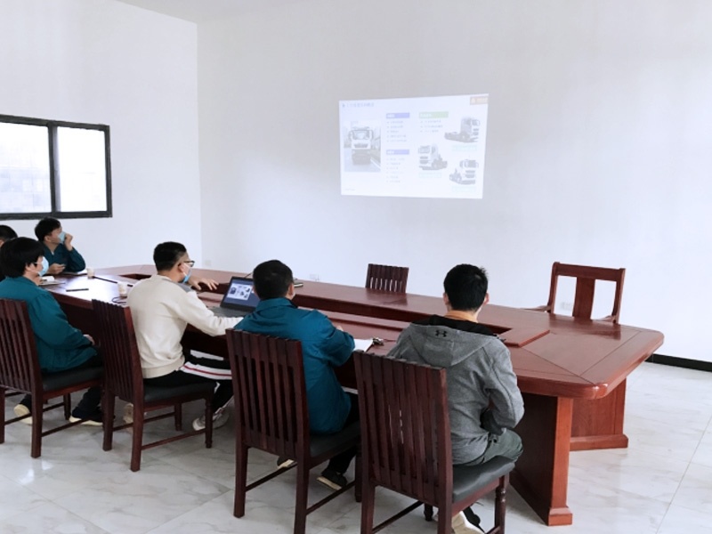The staff of Sinotruk introduced the upgrades of Sinotruk vehicle assemblies and the new models that will be launched on the market to the dealer Hualong, helping the dealer to make market promotion in time...