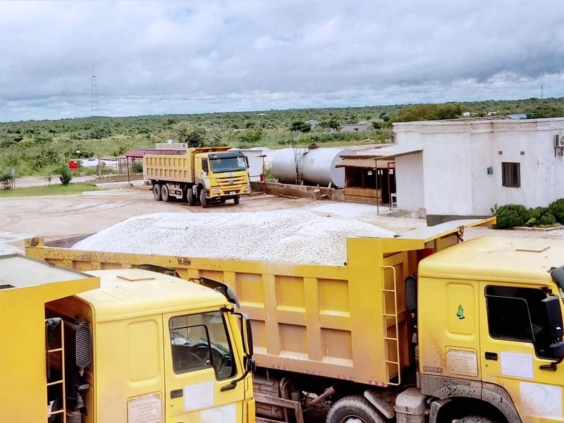 8X4 dump trucks are often used for short-distance transportation of sand, gravel, ore and other materials in Zambian mining areas. They have a high market reputation in the Zambian market and are very popular.