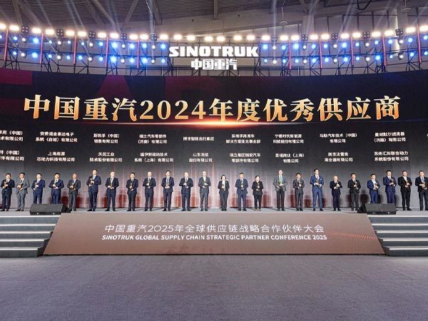 На конференции стратегических партнеров глобальной цепочки поставок China National Heavy Duty Truck Group 2025 выступили Лю Цяньман и Шэнган.