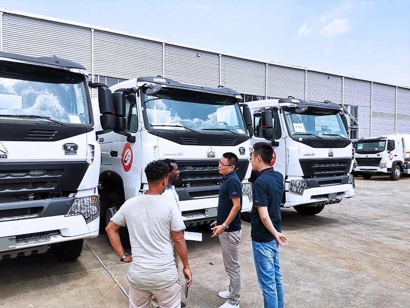 SINOTRUK technicians provide detailed explanations of vehicle operation and precautions to users