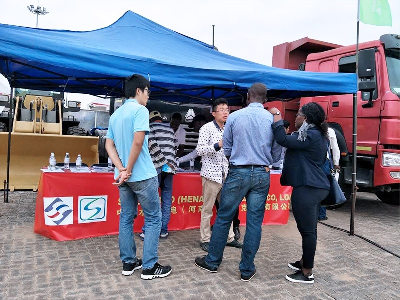 The Sinotruk team introduced dump truck products to visitors and concluded a deal