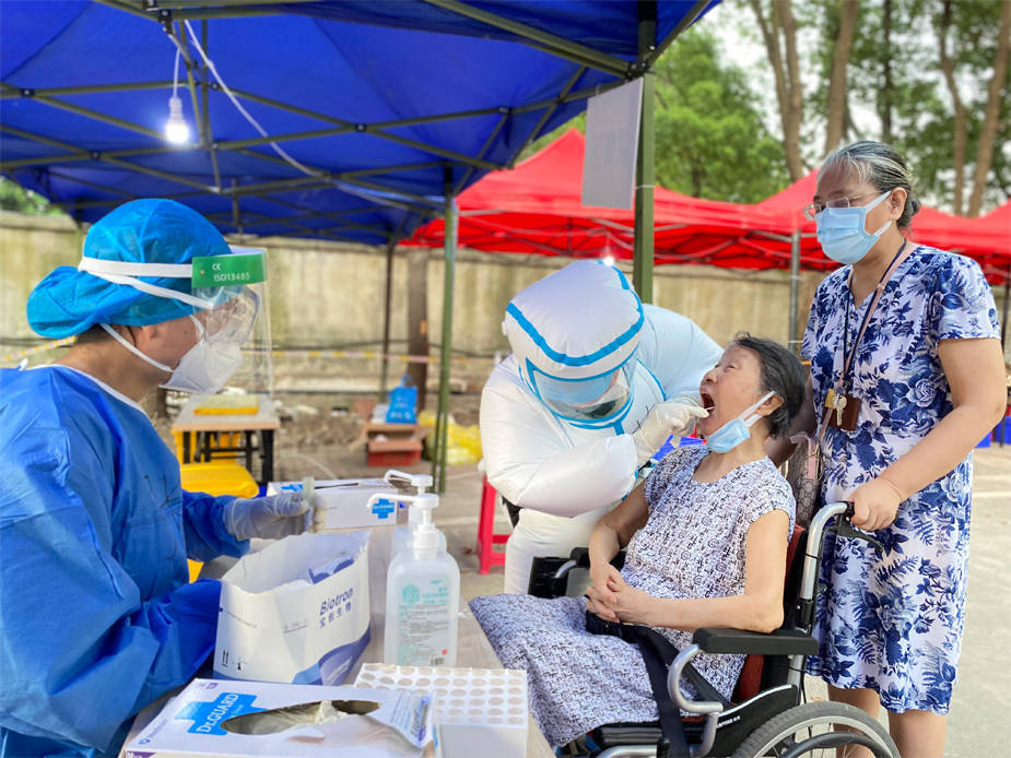 酷暑天采集核酸医护人员的“避暑神器”！带送风装置的医用正压防护服来了