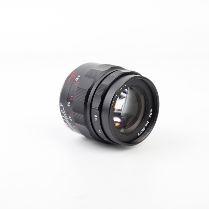 35mm 0.95II APS-C format mirrorless lens, suitable for all types of photography, with excellent image clarity